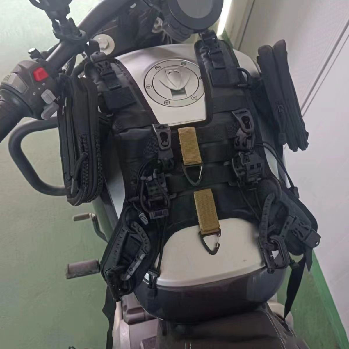 Universal Fuel Tank Vest Set R - Motorcycle Gear Bag のレビューと価格